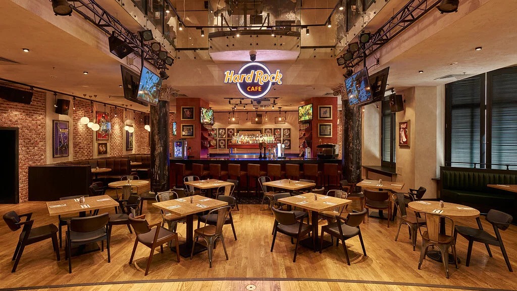 Elegancka przestrzeń restauracji Caldrimoure przygotowana z myślą o wygodzie gości
